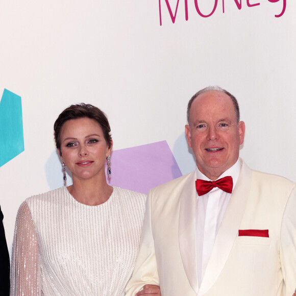 Un rapprochement physique assez rare chez eux !
Le prince Albert II de Monaco et la princesse Charlène de Monaco lors du 74ème Gala de la Croix-Rouge Monégasque, qui se tient dans la mythique Salle des Etoiles du Sporting Monte-Carlo à Monaco. Cette année l'ambassadeur du gala n'est autre que la rock star internationale Robbie Wiliams. En cette occasion Robbie Williams s'est produit en concert exclusif à la Salle des Etoiles. Monaco, le 29 juillet 2023. © Claudia Albuquerque/Bestimage 