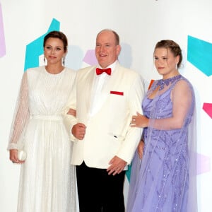 La princesse Charlène de Monaco, le prince Albert II de Monaco, Camille Gottlieb lors du 74ème Gala de la Croix-Rouge Monégasque, qui se tient dans la mythique Salle des Etoiles du Sporting Monte-Carlo à Monaco. Cette année l'ambassadeur du gala n'est autre que la rock star internationale Robbie Wiliams. En cette occasion Robbie Williams a donné un concert exclusif à la Salle des Etoiles. Monaco, le 29 juillet 2023. © Dominique Jacovides/Bestimage 