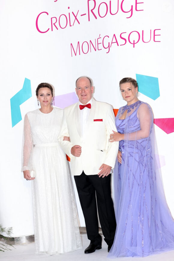 Camille Gottlieb, le prince Albert II de Monaco et la princesse Charlène de Monaco lors du 74ème Gala de la Croix-Rouge Monégasque, qui se tient dans la mythique Salle des Etoiles du Sporting Monte-Carlo à Monaco. Cette année l'ambassadeur du gala n'est autre que la rock star internationale Robbie Wiliams. En cette occasion Robbie Williams s'est produit en concert exclusif à la Salle des Etoiles. Monaco, le 29 juillet 2023. © Claudia Albuquerque/Bestimage 