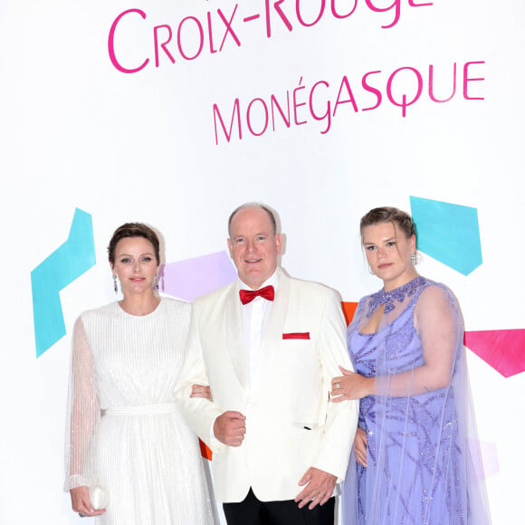 Camille Gottlieb, le prince Albert II de Monaco et la princesse Charlène de Monaco lors du 74ème Gala de la Croix-Rouge Monégasque, qui se tient dans la mythique Salle des Etoiles du Sporting Monte-Carlo à Monaco. Cette année l'ambassadeur du gala n'est autre que la rock star internationale Robbie Wiliams. En cette occasion Robbie Williams s'est produit en concert exclusif à la Salle des Etoiles. Monaco, le 29 juillet 2023. © Claudia Albuquerque/Bestimage 