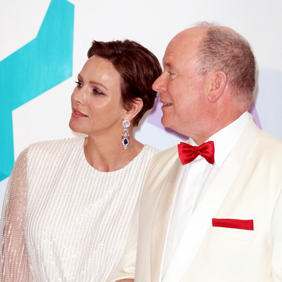 Charlene de Monaco et son mari Albert sont apparus particulièrement complices.
La princesse Charlène de Monaco, le prince Albert II de Monaco lors du 74ème Gala de la Croix-Rouge Monégasque, qui se tient dans la mythique Salle des Etoiles du Sporting Monte-Carlo à Monaco. Cette année l'ambassadeur du gala n'est autre que la rock star internationale Robbie Wiliams. En cette occasion Robbie Williams a donné un concert exclusif à la Salle des Etoiles. Monaco. © Dominique Jacovides/Bestimage 