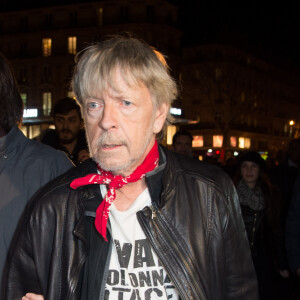 Le chanteur Renaud (Renaud Séchan) participe à un rassemblement spontané en hommage aux victimes des attentats de Charlie Hebdo Place de la République, à Paris, le 7 janvier 2016.