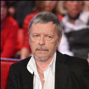 Renaud dans Vivement Dimanche, émission animée par Michel Drucker.