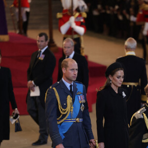 Le prince Harry, duc de Sussex, le prince Andrew, duc d'York, Meghan Markle, duchesse de Sussex - Intérieur - Procession cérémonielle du cercueil de la reine Elisabeth II du palais de Buckingham à Westminster Hall à Londres. Le 14 septembre 2022 
