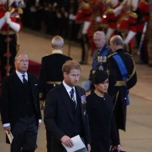 Le prince Harry, duc de Sussex, le prince Andrew, duc d'York, Meghan Markle, duchesse de Sussex - Intérieur - Procession cérémonielle du cercueil de la reine Elisabeth II du palais de Buckingham à Westminster Hall à Londres. Le 14 septembre 2022 