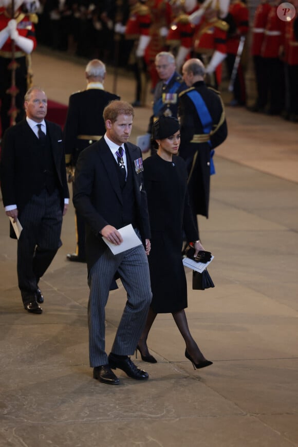 Le prince Harry, duc de Sussex, le prince Andrew, duc d'York, Meghan Markle, duchesse de Sussex - Intérieur - Procession cérémonielle du cercueil de la reine Elisabeth II du palais de Buckingham à Westminster Hall à Londres. Le 14 septembre 2022 