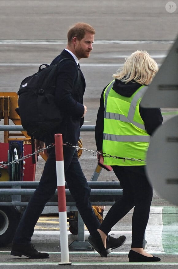 Le prince Harry, duc de Sussex, arrive à l'aéroport de Aberdeen, au lendemain du décès de la reine Elisabeth II d'Angleterre au château de Balmoral. Le 9 septembre 2022 