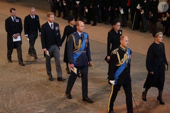 Peter Phillips, le prince Harry, duc de Sussex, le prince Andrew, duc d'York, Meghan Markle, duchesse de Sussex, le prince de Galles William, Kate Catherine Middleton, princesse de Galles, le prince Edward, comte de Wessex, la comtesse Sophie de Wessex - Intérieur - Procession cérémonielle du cercueil de la reine Elisabeth II du palais de Buckingham à Westminster Hall à Londres. Le 14 septembre 2022 