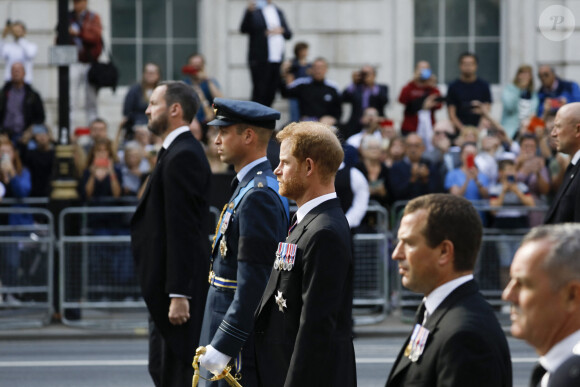 Le prince William, prince de Galles et le prince Harry - Procession cérémonielle du cercueil de la reine Elisabeth II du palais de Buckingham à Westminster Hall à Londres le 14 septembre 2022. © Photoshot / Panoramic / Bestimage 