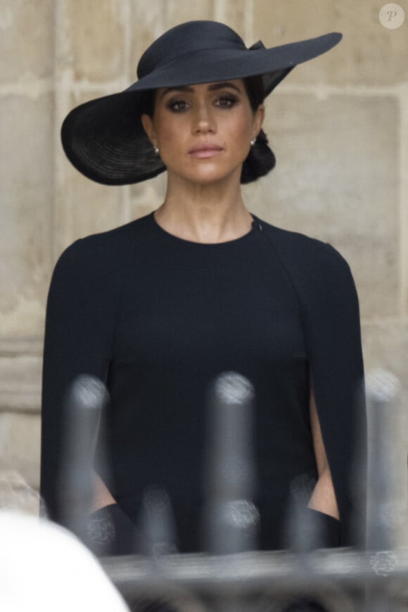 Car il voulait venir avec Meghan, ce que Charles III avait refusé. 
Meghan Markle - Procession du cercueil de la reine Elizabeth II d'Angleterre de Wesminster Hall où il était exposé au public, jusqu'à l'Abbaye de Westminster. Le cercueil est installé sur l'affût du canon, puis tiré par 142 marins de la Royal Navy à l'aide de cordages, dans la plus pure tradition de la monarchie britannique. Cette tradition remonte aux funérailles d'Etat de la reine Victoria en février 1901. Londres, le 19 septembre 2022. 