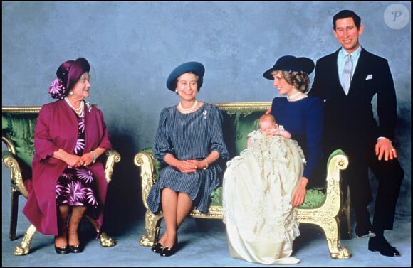 La reine mère Elizabeth, Elizabeth II, la princesse Diana, le prince Charles et la princesse Diana en 1982. 
