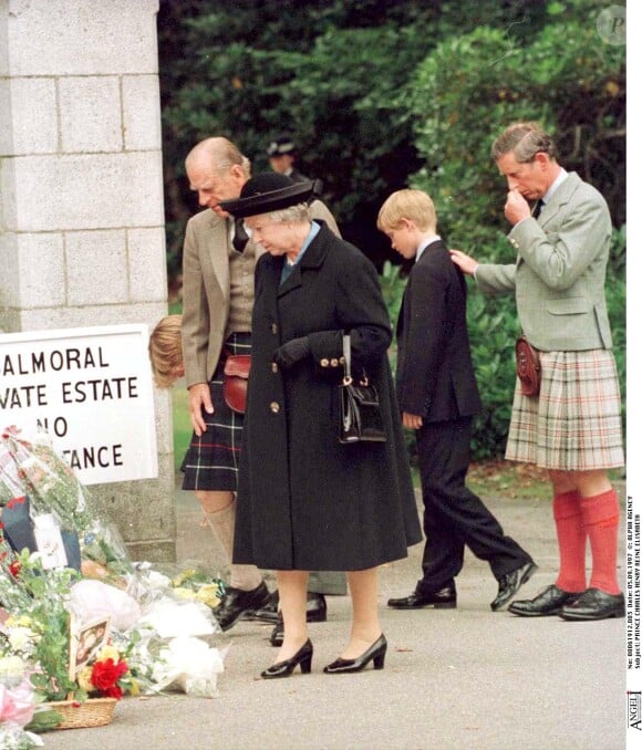 PRINCE CHARLES HARRY REINE ELIZABETH PHILIP BALMORAL CHATEAU ECOSSE FLEURS HOMMAGE DIANA "PLEIN PIED" KILT
Prince Charles, prince Harry, reine Elizabeth, Prince Philip - Balmoral 1997.