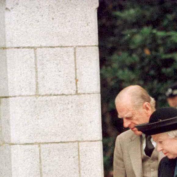 PRINCE CHARLES HARRY REINE ELIZABETH PHILIP BALMORAL CHATEAU ECOSSE FLEURS HOMMAGE DIANA "PLEIN PIED" KILT
Prince Charles, prince Harry, reine Elizabeth, Prince Philip - Balmoral 1997.