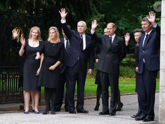 Et que toute la famille avait respecté la règle en venant à Balmoral. 
Lady Louise Windsor, la comtesse Sophie de Wessex, Peter Phillips , Prince Andrew, duc d'York, Zara Tindall, Prince Edward, comte de Wessex, la princesse Anne d'Angleterre et Timothy Laurence - La famille royale d'Angleterre devant le parterre de fleurs en hommage à la reine Elisabeth II d'Angleterre devant le château de Balmoral. Le 10 septembre 2022 