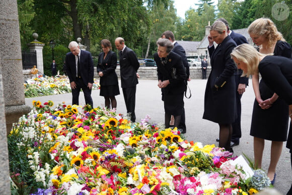 Le prince Andrew, Duc d'York, Princesse Eugenie d'York, Prince Edward, comte de Wessex, la princesse Anne d'Angleterre, Zara Tindall, lady Louise Windsor et la comtesse Sophie de Wessex - La famille royale d'Angleterre devant le parterre de fleurs en hommage à la reine Elisabeth II d'Angleterre devant le château de Balmoral. Le 10 septembre 2022 