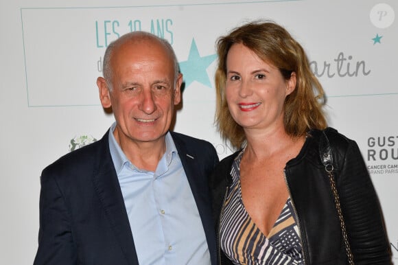 Un bel événement qu'il va certainement célébrer avec son épouse Stéphanie avec qui il a eu deux enfants.
Jean-Michel Aphatie avec sa femme Stéphanie lors de l'anniversaire des 10 ans de l'Etoile de Martin à l'hôtel Le Bristol à Paris, le 30 mars 2017. © Guirec Coadic/Bestimage