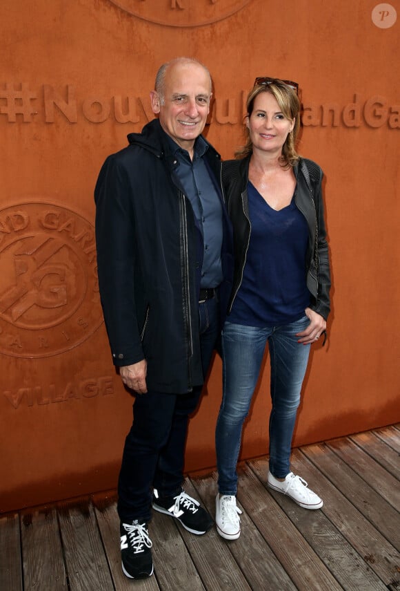 Jean-Michel Aphatie et sa femme Stéphanie au village du Tournoi de Roland-Garros (les Internationaux de France de tennis) à Paris, le 29 mai 2016. © Dominique Jacovides/Bestimage 