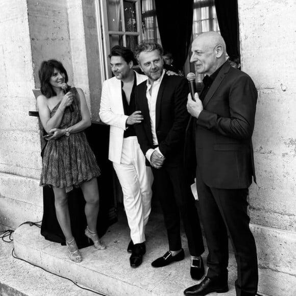 Estelle Denis et Jean-Michel Aphatie au mariage de deux proches et immortalisés par Stéphanie Aphatie sur Instagram.