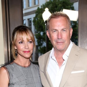 Kevin Costner et sa femme Christine Baumgartner - Première du film "Yellowstone" aux studios Paramount Studios à Los Angeles, Californie, Etats-UNis, le 11 juin 2018.