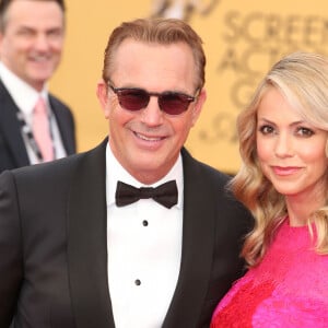 Une séparation qui a ou va coûter très cher à l'acteur, au sens propre du terme.
Kevin Costner et sa femme Christine Baumgartner - 21ème cérémonie annuelle des "Screen Actors Guild Awards" à l'auditorium "The Shrine" à Los Angeles, le 25 janvier 2015. 