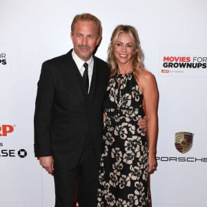 En effet, il doit 63 000 dollars de pension alimentaire mensuelle à la jolie blonde.
Kevin Costner et sa femme Christine Baumgartner - People à la 14ème soirée "AARP Movies for Grownups" à Beverly Hills. Le 2 février 2015