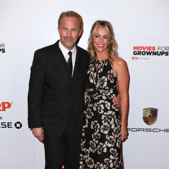 En effet, il doit 63 000 dollars de pension alimentaire mensuelle à la jolie blonde.
Kevin Costner et sa femme Christine Baumgartner - People à la 14ème soirée "AARP Movies for Grownups" à Beverly Hills. Le 2 février 2015
