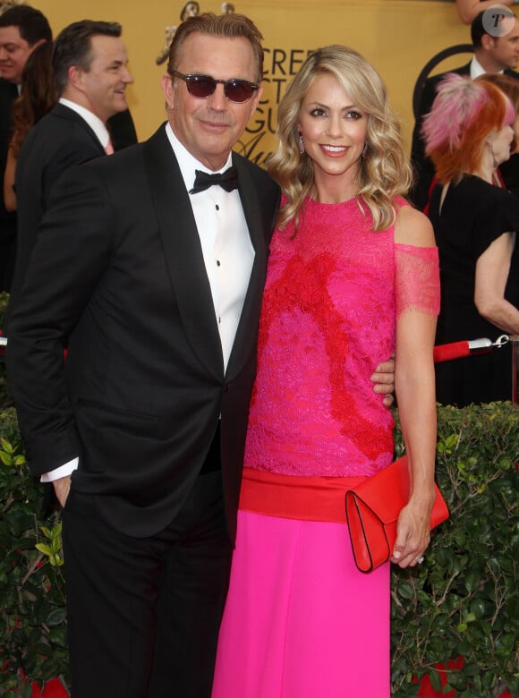 Kevin Costner et sa femme Christine Baumgartner - 21ème cérémonie annuelle des "Screen Actors Guild Awards" à l'auditorium "The Shrine" à Los Angeles, le 25 janvier 2015. 