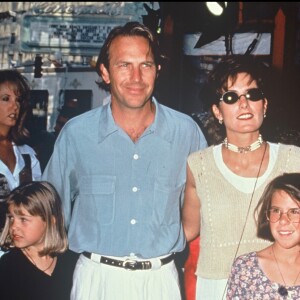 Kevin Costner, son ex-femme Cindy et leurs enfants Joe, Annie et Lily en 1994.