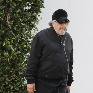 Le comédien était devenu père pour la quatrième fois le 6 juin 2023.
Exclusif - Al Pacino semble avoir un appel téléphonique tendu avant l'annonce de sa compagne demandant la garde complète de leur fils Roman à Los Angeles, Californie, Etats-Unis, le 5 septembre 2023. 