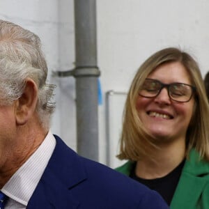 Le roi Charles III rencontres les bénévoles de l'association "St Mark's" à la banque alimentaire de Milton Keynes, le 16 février 2023. Le souverain visite Milton Keynes, Buckinghamshire, pour célébrer son nouveau statut de ville, décerné dans le cadre des célébrations du jubilé de platine de feu la reine Elizabeth II. 