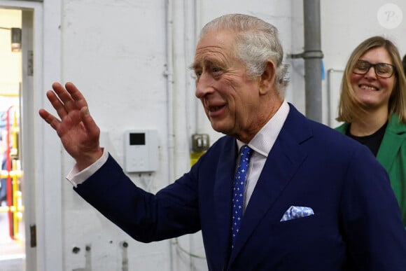 Le roi Charles III rencontres les bénévoles de l'association "St Mark's" à la banque alimentaire de Milton Keynes, le 16 février 2023. Le souverain visite Milton Keynes, Buckinghamshire, pour célébrer son nouveau statut de ville, décerné dans le cadre des célébrations du jubilé de platine de feu la reine Elizabeth II. 