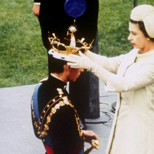 Archive - La reine Elizabeth II d'Angleterre investissant officiellement son fils le prince Charles avec le Coronet du prince de Galles lors d'une cérémonie d'investiture au château de Caernarfon, Pays de Galles, Royaume Uni, le 1er juillet 1969. 