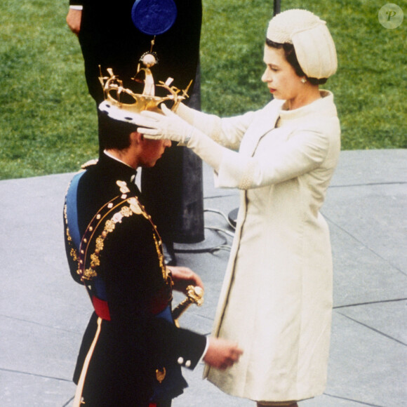 Archive - La reine Elizabeth II d'Angleterre investissant officiellement son fils le prince Charles avec le Coronet du prince de Galles lors d'une cérémonie d'investiture au château de Caernarfon, Pays de Galles, Royaume Uni, le 1er juillet 1969. 
