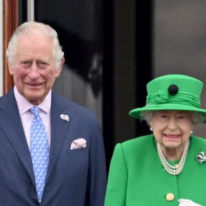 Le prince Charles, prince de Galles, La reine Elisabeth II d'Angleterre, le prince George de Cambridge et le prince William, duc de Cambridge - La famille royale regarde la grande parade qui clôture les festivités du jubilé de platine de la reine à Londres le 5 juin 2022. 