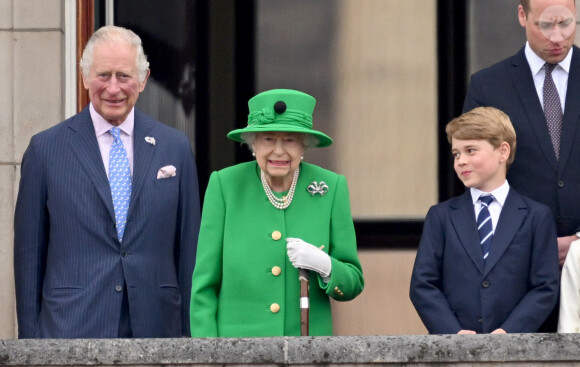 Le prince Charles, prince de Galles, La reine Elisabeth II d'Angleterre, le prince George de Cambridge et le prince William, duc de Cambridge - La famille royale regarde la grande parade qui clôture les festivités du jubilé de platine de la reine à Londres le 5 juin 2022. 