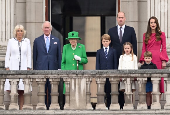 Camilla Parker Bowles, duchesse de Cornouailles, Le prince Charles, prince de Galles, La reine Elisabeth II d'Angleterre, le prince William, duc de Cambridge, Catherine Kate Middleton, duchesse de Cambridge et leurs enfants le prince George, la princesse Charlotte et le prince Louis - La famille royale regarde la grande parade qui clôture les festivités du jubilé de platine de la reine à Londres le 5 juin 2022. 