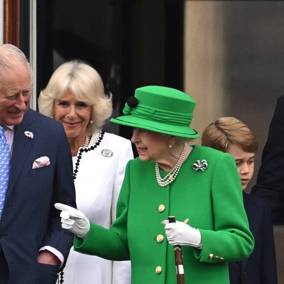 Camilla Parker Bowles, duchesse de Cornouailles, Le prince Charles, prince de Galles, La reine Elisabeth II d'Angleterre, le prince George - La famille royale regarde la grande parade qui clôture les festivités du jubilé de platine de la reine à Londres le 5 juin 2022. 