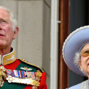 Le prince Charles, prince de Galles, La reine Elisabeth II d'Angleterre - Les membres de la famille royale saluent la foule depuis le balcon du Palais de Buckingham, lors de la parade militaire "Trooping the Colour" dans le cadre de la célébration du jubilé de platine (70 ans de règne) de la reine Elizabeth II à Londres, le 2 juin 2022. © Avalon/Panoramic/Bestimage 