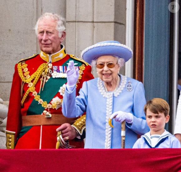 Il a notamment salué "son serivce dévoué" et "tout ce qu'elle représentait pour nous".
Le prince Charles, prince de Galles, La reine Elisabeth II d'Angleterre, le prince Louis de Cambridge - Les membres de la famille royale saluent la foule depuis le balcon du Palais de Buckingham, lors de la parade militaire "Trooping the Colour" dans le cadre de la célébration du jubilé de platine (70 ans de règne) de la reine Elizabeth II à Londres, le 2 juin 2022. 