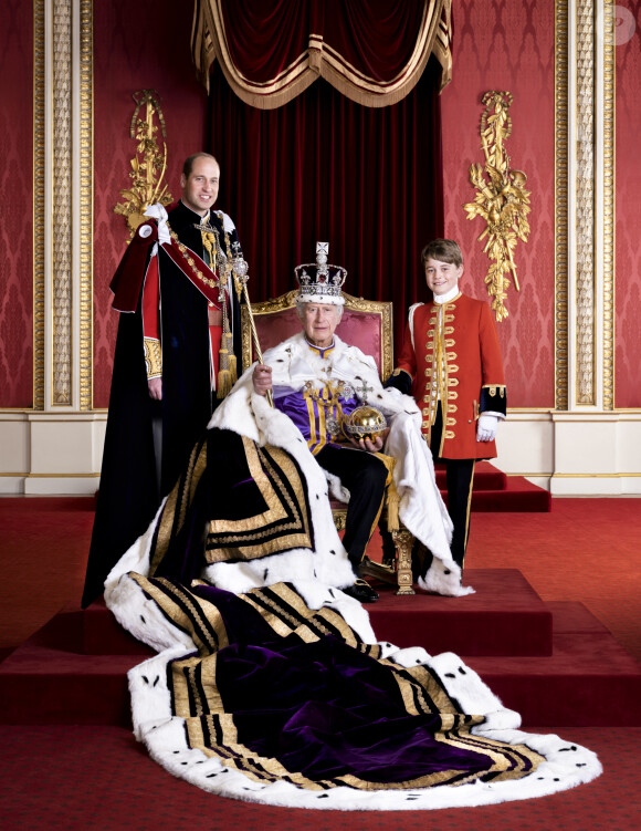 La famille royale devrait aussi rendre hommage à Elizabeth II. 
Le roi Charles III d'Angleterre pose avec le prince William, prince de Galles et le prince George de Galles lors de son couronnement au palais de Buckingham à Londres le 12 mai 2023. 