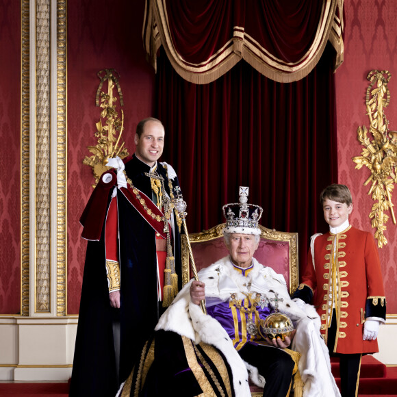 La famille royale devrait aussi rendre hommage à Elizabeth II. 
Le roi Charles III d'Angleterre pose avec le prince William, prince de Galles et le prince George de Galles lors de son couronnement au palais de Buckingham à Londres le 12 mai 2023. 