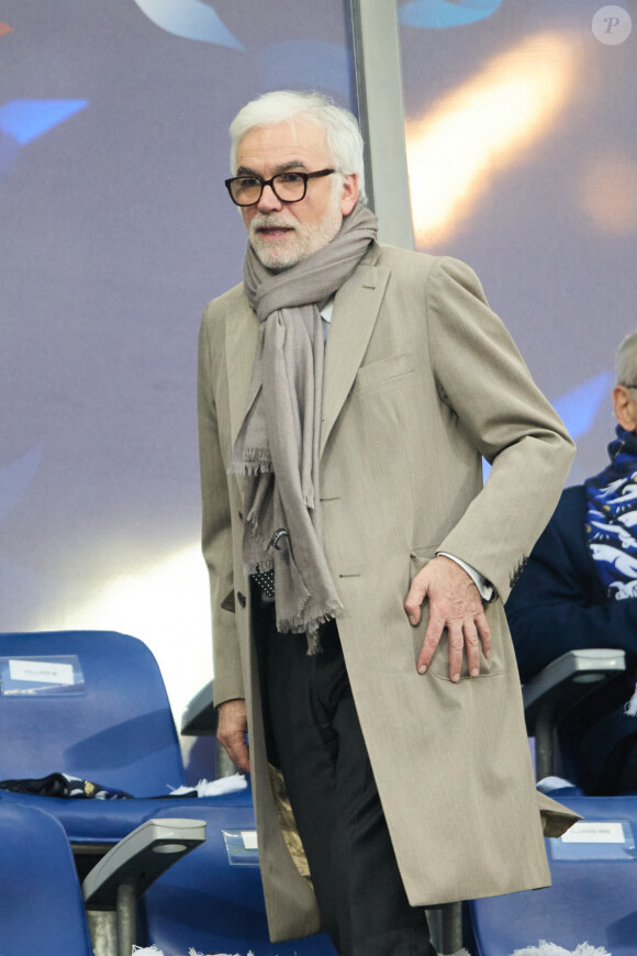 Pascal Praud et sa compagne Catherine dans les tribunes du match de football de la Coupe de France "Nantes vs Toulouse" au Stade de France à Paris. Le 29 avril 2023 © Cyril Moreau / Bestimage