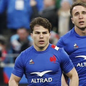 La star du XV de France a longtemps vécu avec son grand copain Anthony Jelonch

Antoine Dupont (France) - Joie - Anthony Jelonch (France) - Tournoi des 6 Nations "France - Irlande (30-24)" au stade de France, le 12 février 2022.