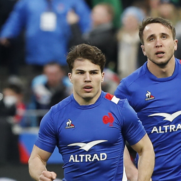 La star du XV de France a longtemps vécu avec son grand copain Anthony Jelonch

Antoine Dupont (France) - Joie - Anthony Jelonch (France) - Tournoi des 6 Nations "France - Irlande (30-24)" au stade de France, le 12 février 2022.