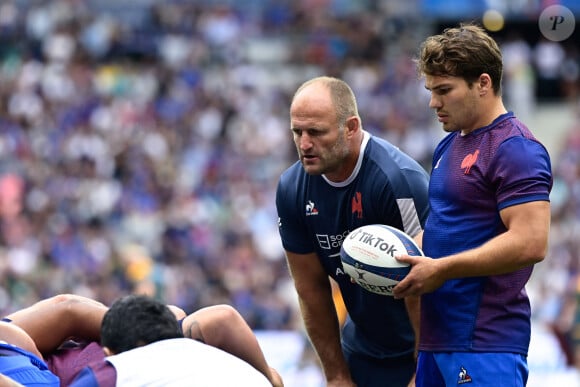 Antoine Dupont ( 9 - France ) - William Servat ( entraineur adjoint France ) - - Rugby - Le XV de France affrontait l’Australie (41-17) au Stade de France, pour sa dernière rencontre de préparation avant le match d’ouverture du Mondial contre la Nouvelle-Zélande le 27 aout 2023.