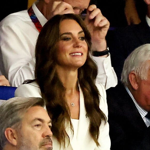 Kate Middleton a conquis Marseille ce samedi ! 
Kate Middleton, Princesse de Galles aux côtés de Bill Beaumont, Président de World Rugby, a assisté au match comptant pour la phase de poule entre l'Angleterre et l'Argentine au stade Vélodrome de Marseille © Dominique Jacovides / Bestimage 
