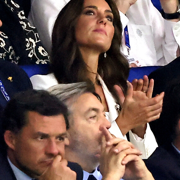 On imagine que ses enfants, fans de rugby devaient être jaloux.
Kate Middleton, Princesse de Galles aux côtés de Bill Beaumont, Président de World Rugby, a assisté au match comptant pour la phase de poule entre l'Angleterre et l'Argentine au stade Vélodrome de Marseille le 9 Septembre 2023 © Dominique Jacovides / Bestimage 