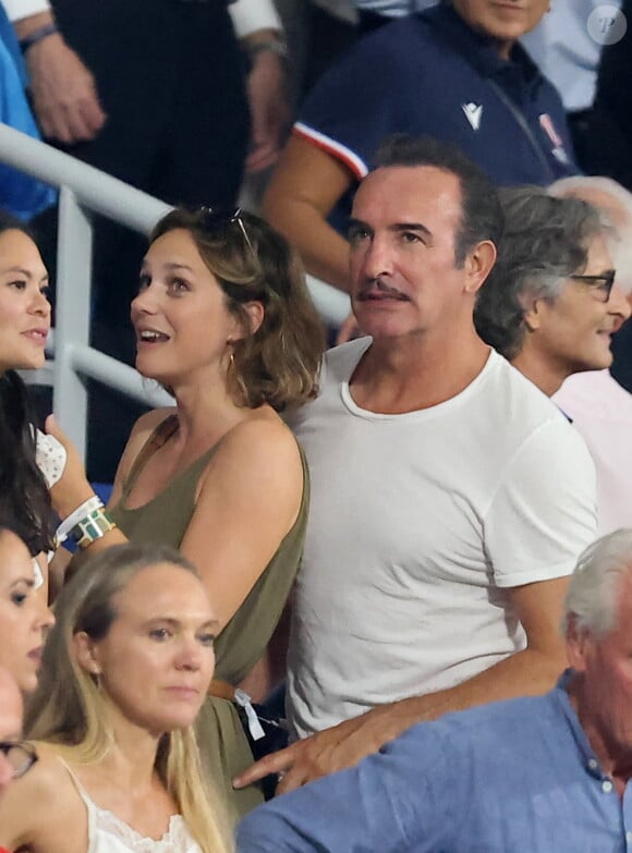 Jean Dujardin et sa femme Nathalie Péchalat - People dans les tribunes lord du match d'ouverture de la Coupe du Monde de Rugby France 2023 avant le match de la Poule A entre la France et la Nouvelle-Zélande au Stade de France à Saint-Denis le 8 septembre 2023. © Dominique Jacovides/Bestimage 