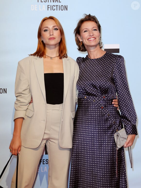 Chloé Jouannet et sa mère Alexandra Lamy au photocall de la cérémonie de clôture de la 24ème édition du Festival de la Fiction TV de La Rochelle, France, le 17 septembre 2022. © Patrick Bernard/Bestimage 