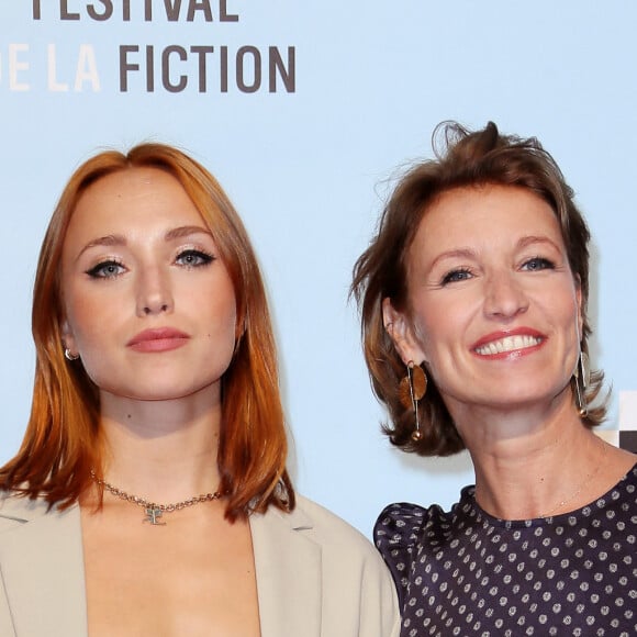 Chloé Jouannet et sa mère Alexandra Lamy au photocall de la cérémonie de clôture de la 24ème édition du Festival de la Fiction TV de La Rochelle, France, le 17 septembre 2022. © Patrick Bernard/Bestimage 